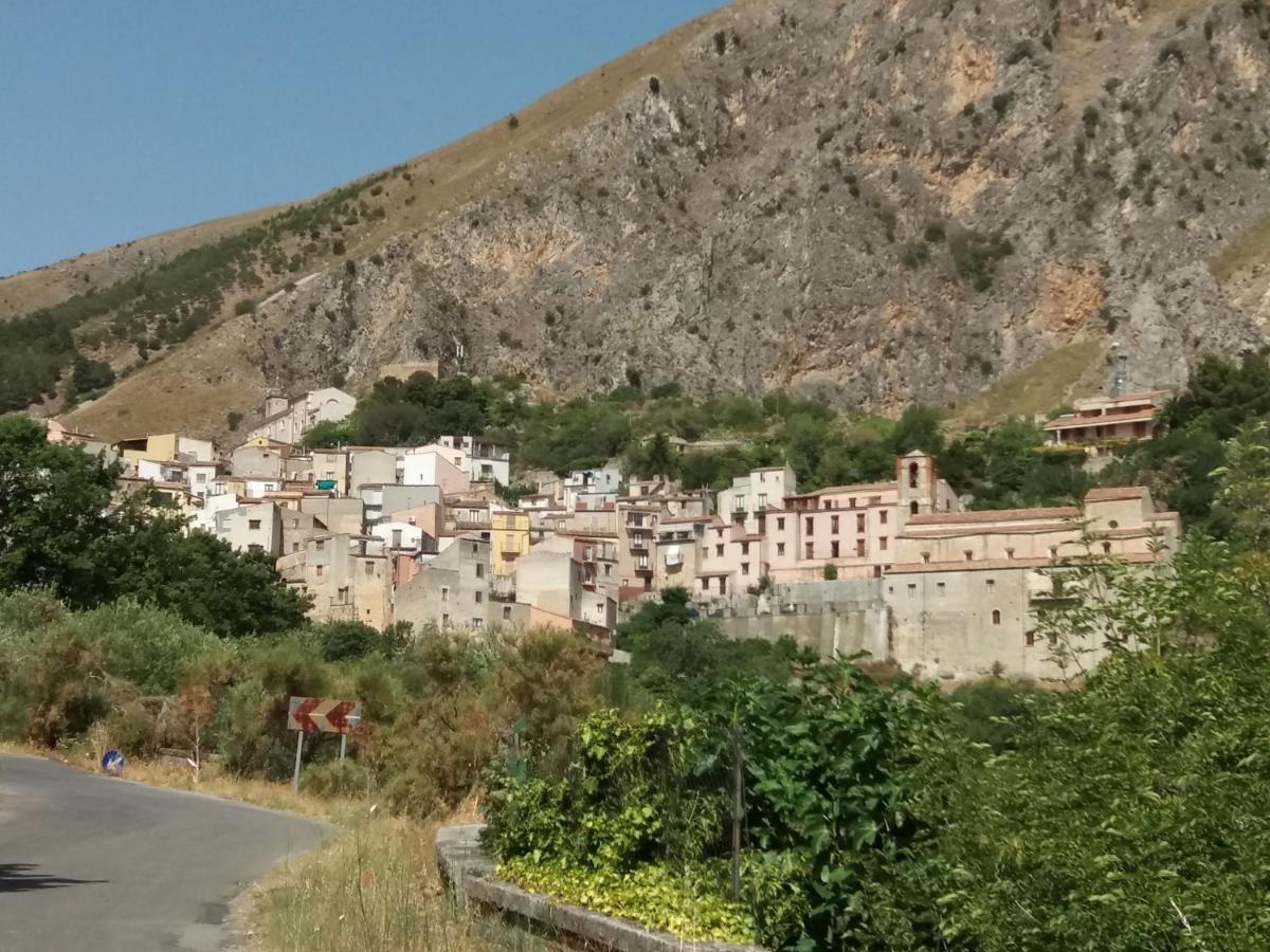 A Casa Del Nonno Bed & Breakfast Isnello Exterior photo